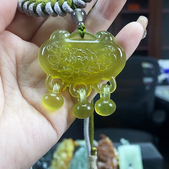 蛇纹石玉吊坠未镶嵌