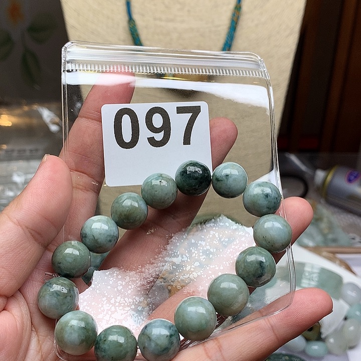 翡翠颈饰未镶嵌?*夏翡翠