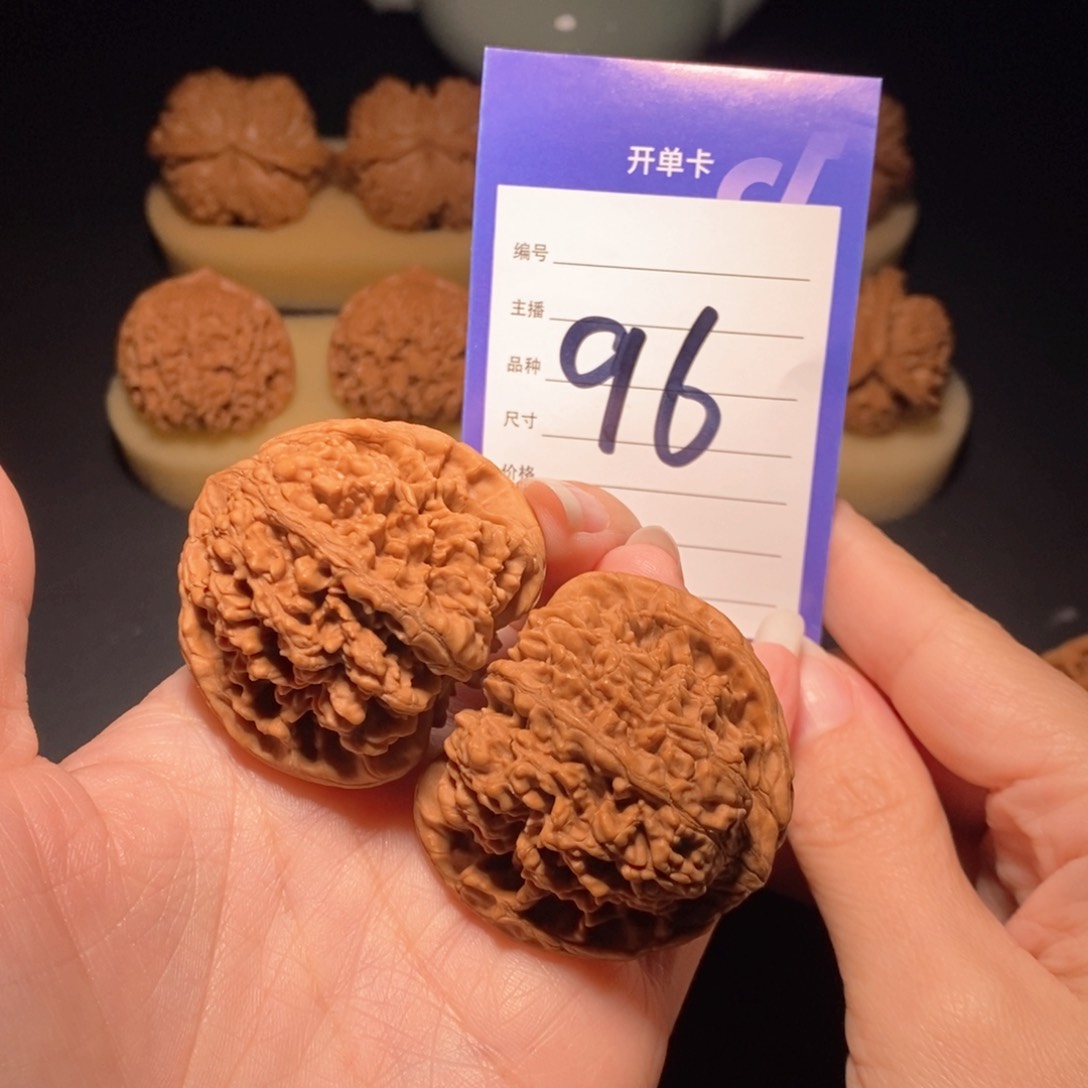 文玩核桃把件满天星全品44左右 偏远地区不发货