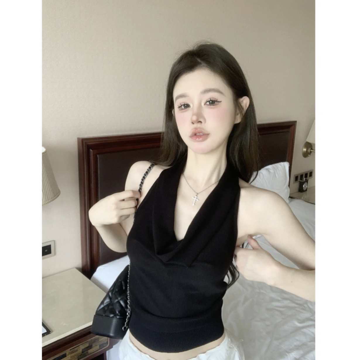 气质荡领挂脖扭绳设计露背吊带女夏季外穿高级感上衣