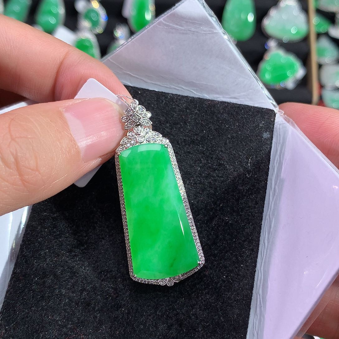 翡翠吊坠(不含链)18K金镶嵌