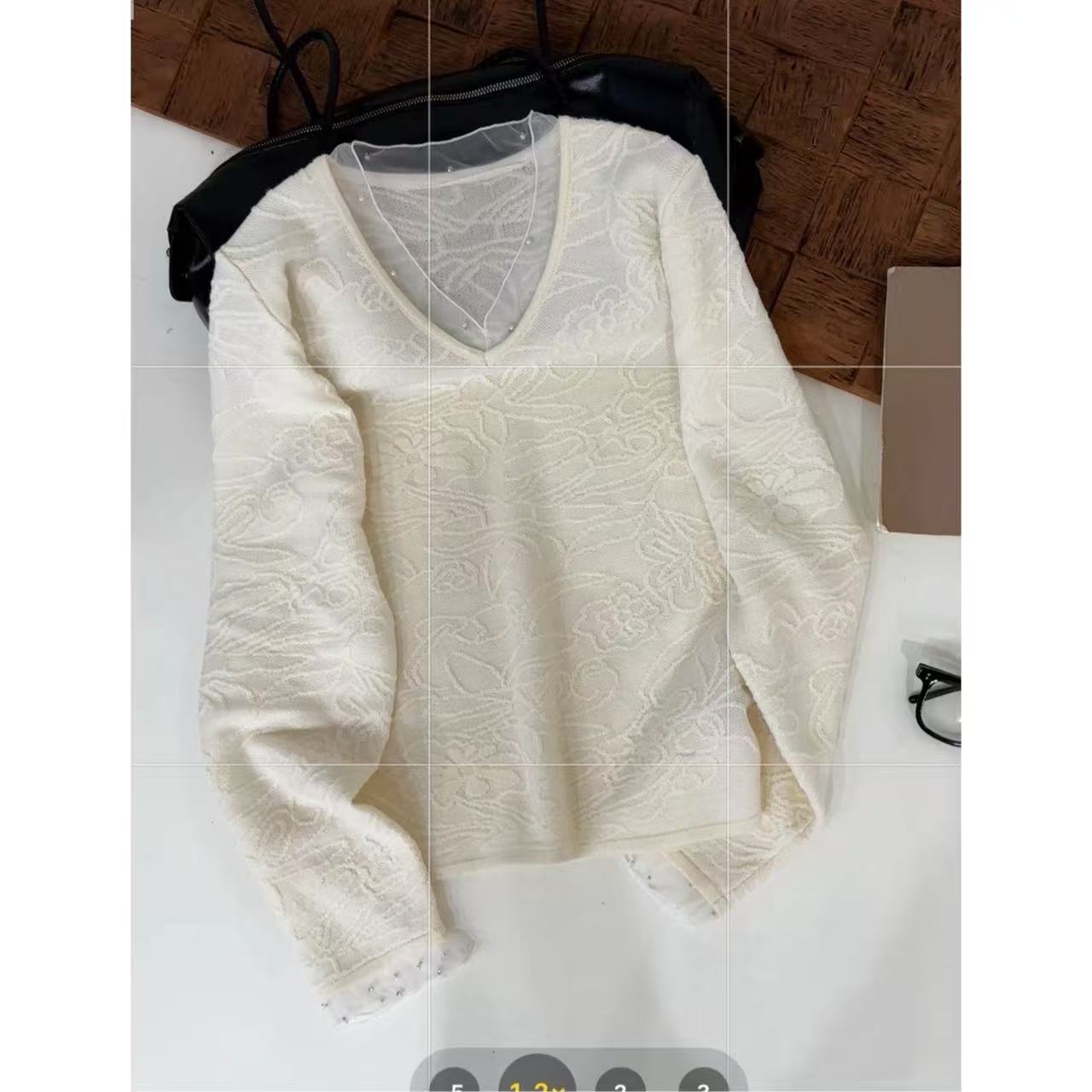  欧根纱浮雕绣花毛衣