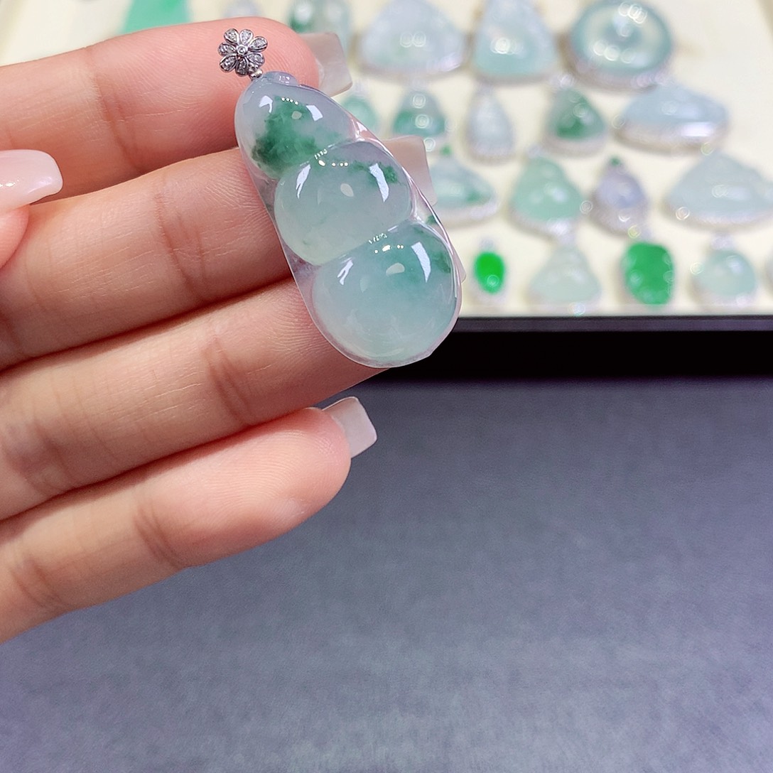 翡翠18K金镶嵌颈饰翡翠