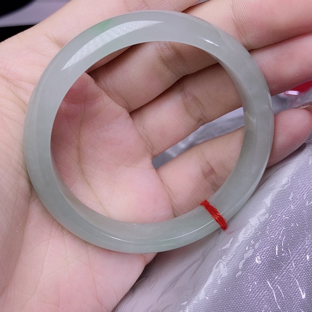 翡翠手镯未镶嵌?****