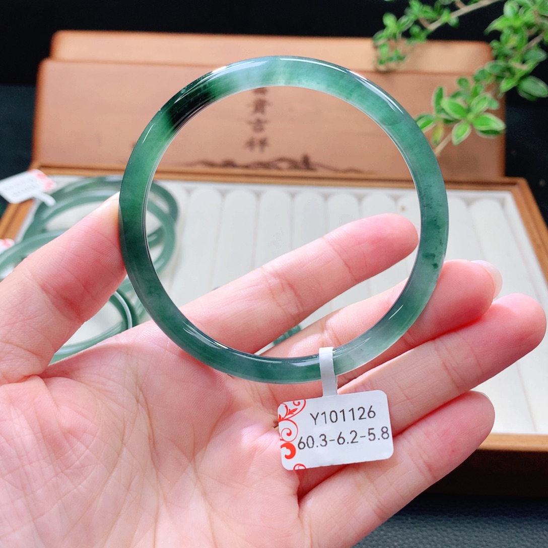 未镶嵌手镯（圆镯）翡翠
