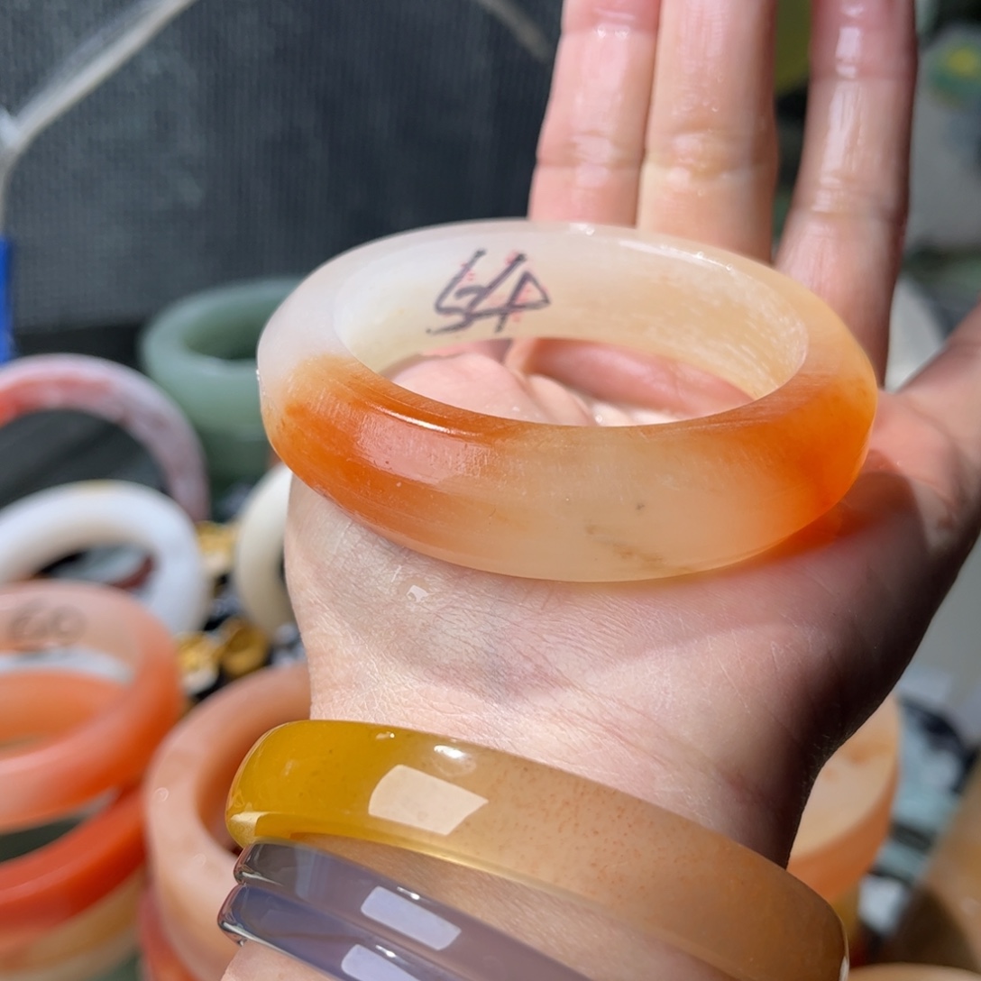 石英质玉未镶嵌手镯定制