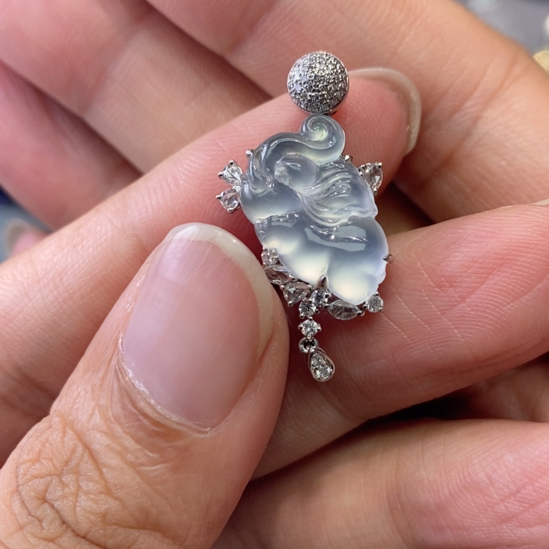 颈饰18K金镶嵌翡翠缅甸