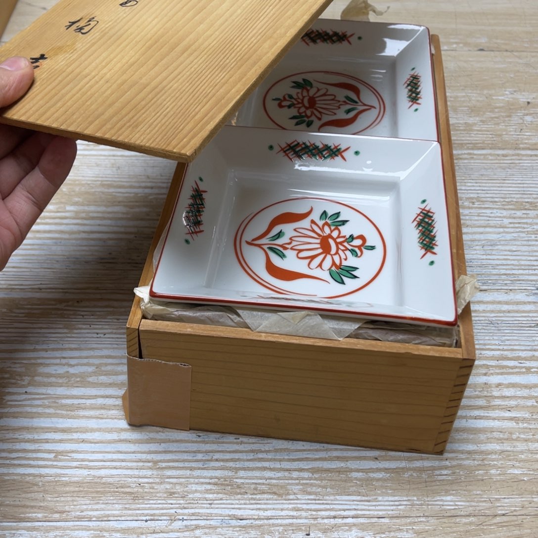 瓷片密密麻麻地排列着一个