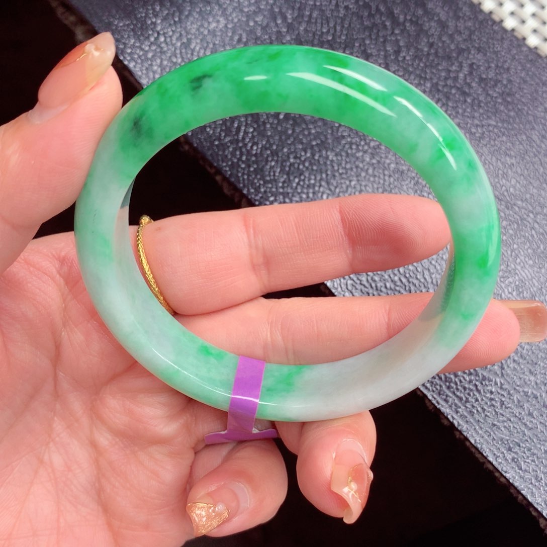 翡翠手镯未镶嵌翡翠