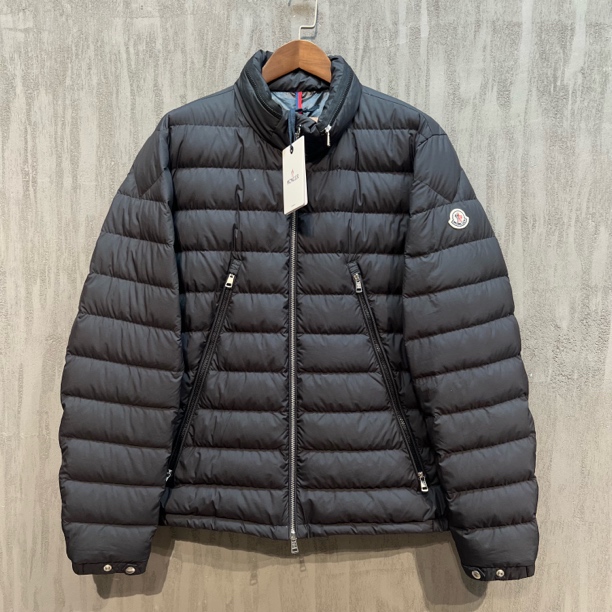 95新 MONCLER 蒙口新款黑色大拉链刺绣标羽绒服6码 Z00715微瑕