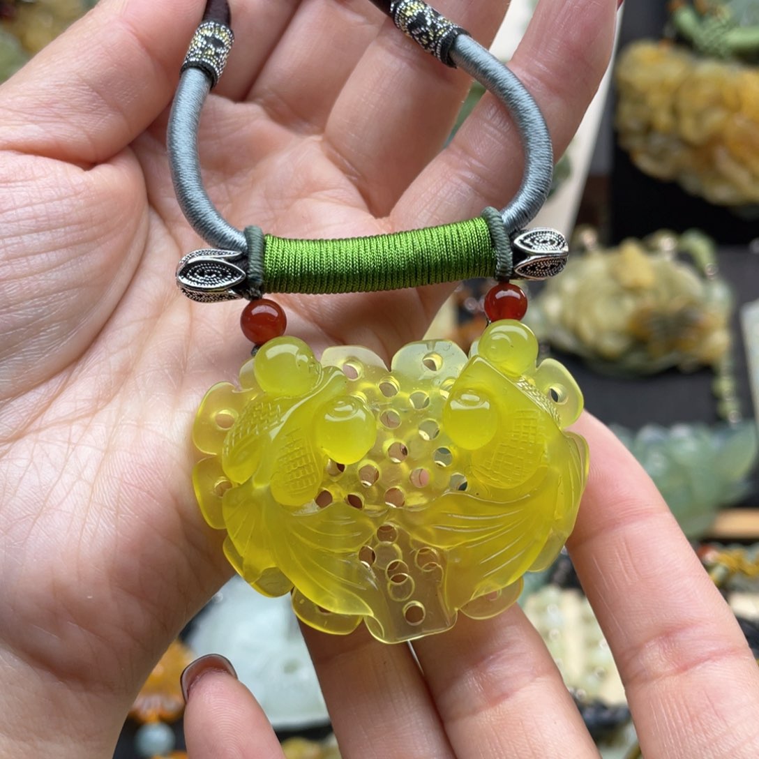 蛇纹石玉颈饰未镶嵌