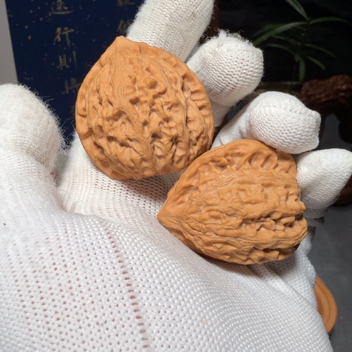 文玩核桃吊坠金牛编号0039，37.5-34.5-38