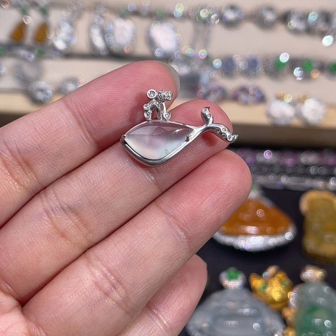 颈饰18K金镶嵌翡翠鲸鱼