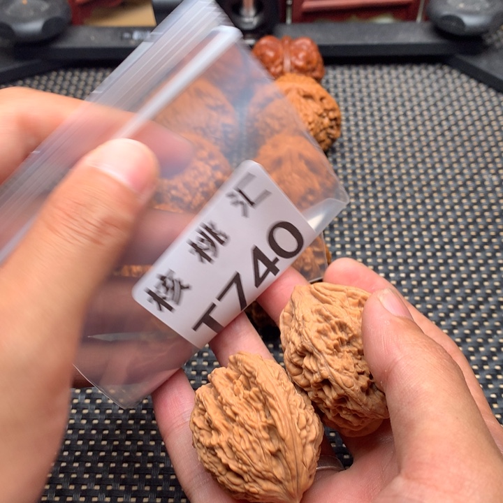 文玩核桃吊坠虎头