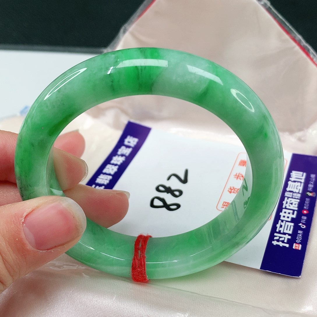 翡翠手镯未镶嵌翡翠