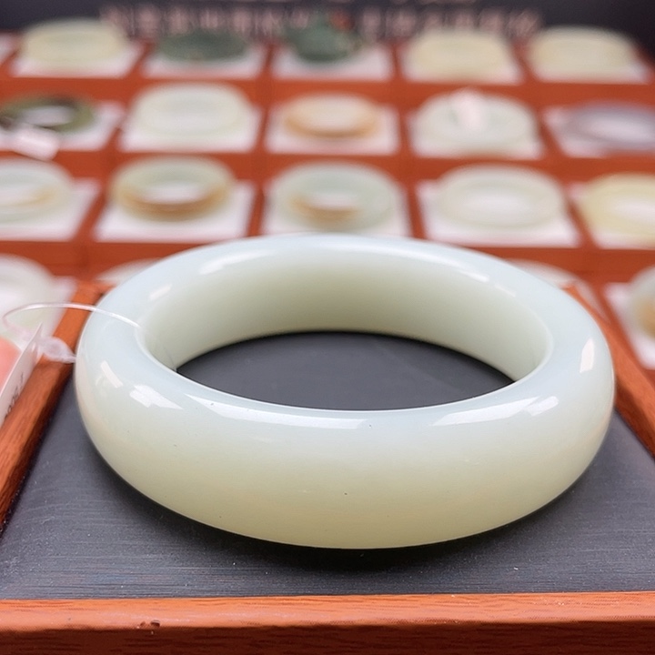 和田玉手镯未镶嵌油膏料