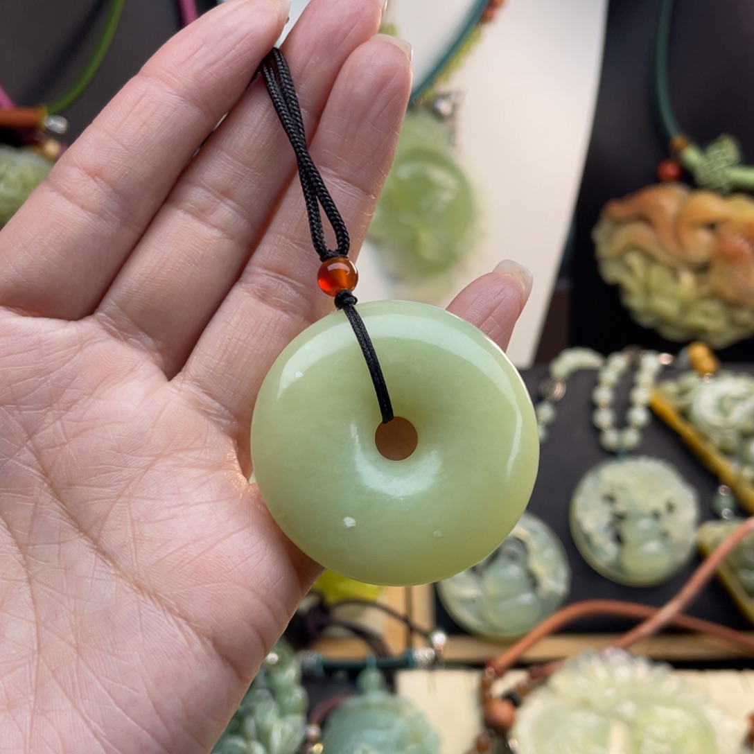 蛇纹石玉未镶嵌颈饰