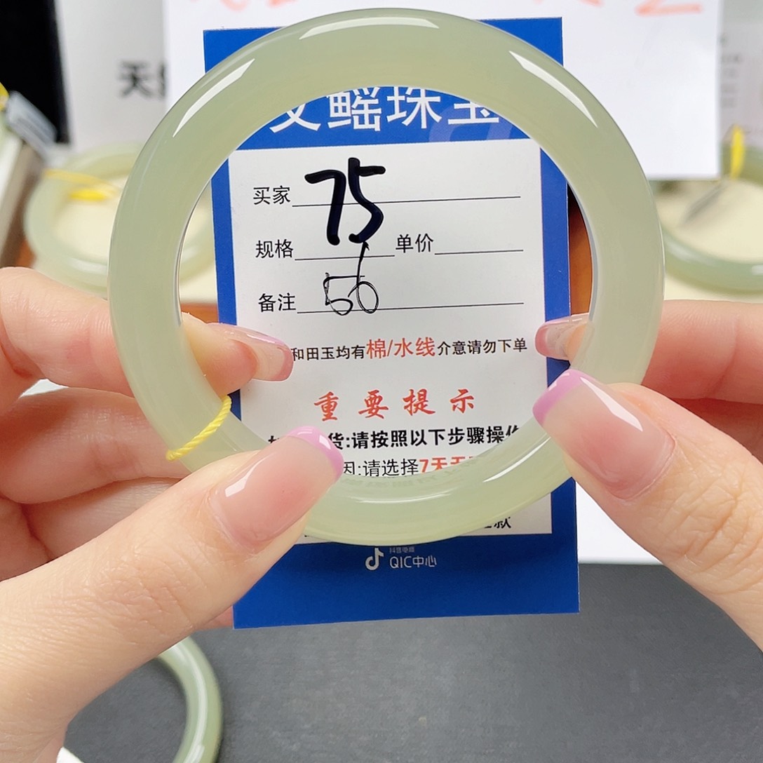 和田玉手镯未镶嵌