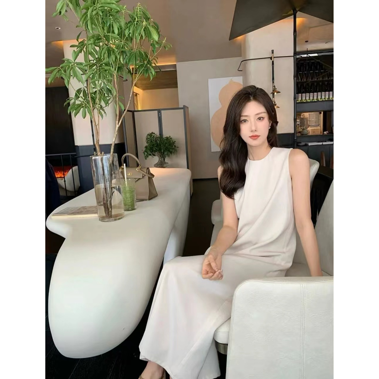 8005米白色坎袖连衣裙