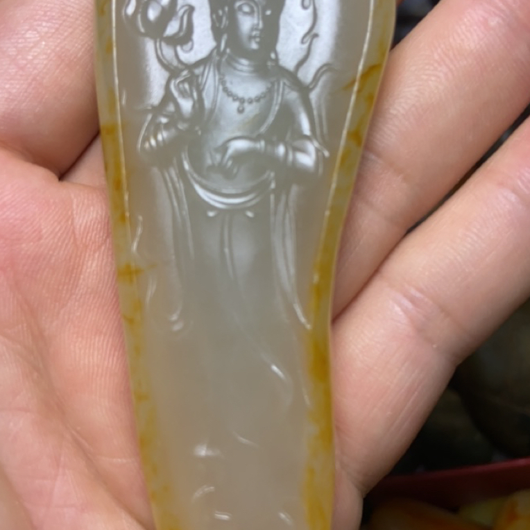 和田玉白玉站观音雕工精细