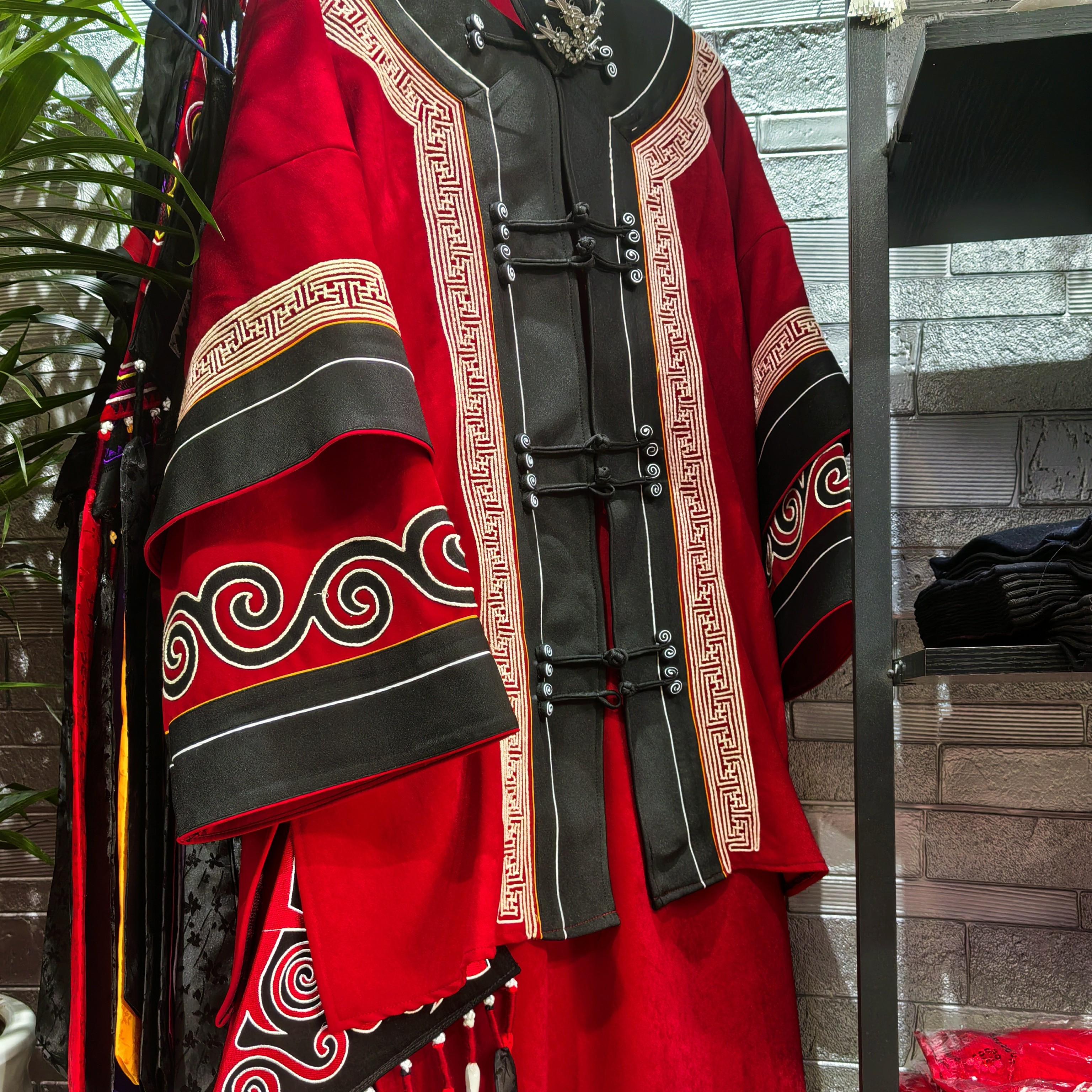 酒红色重工四开彝族女士民族风服饰适合旅拍写真