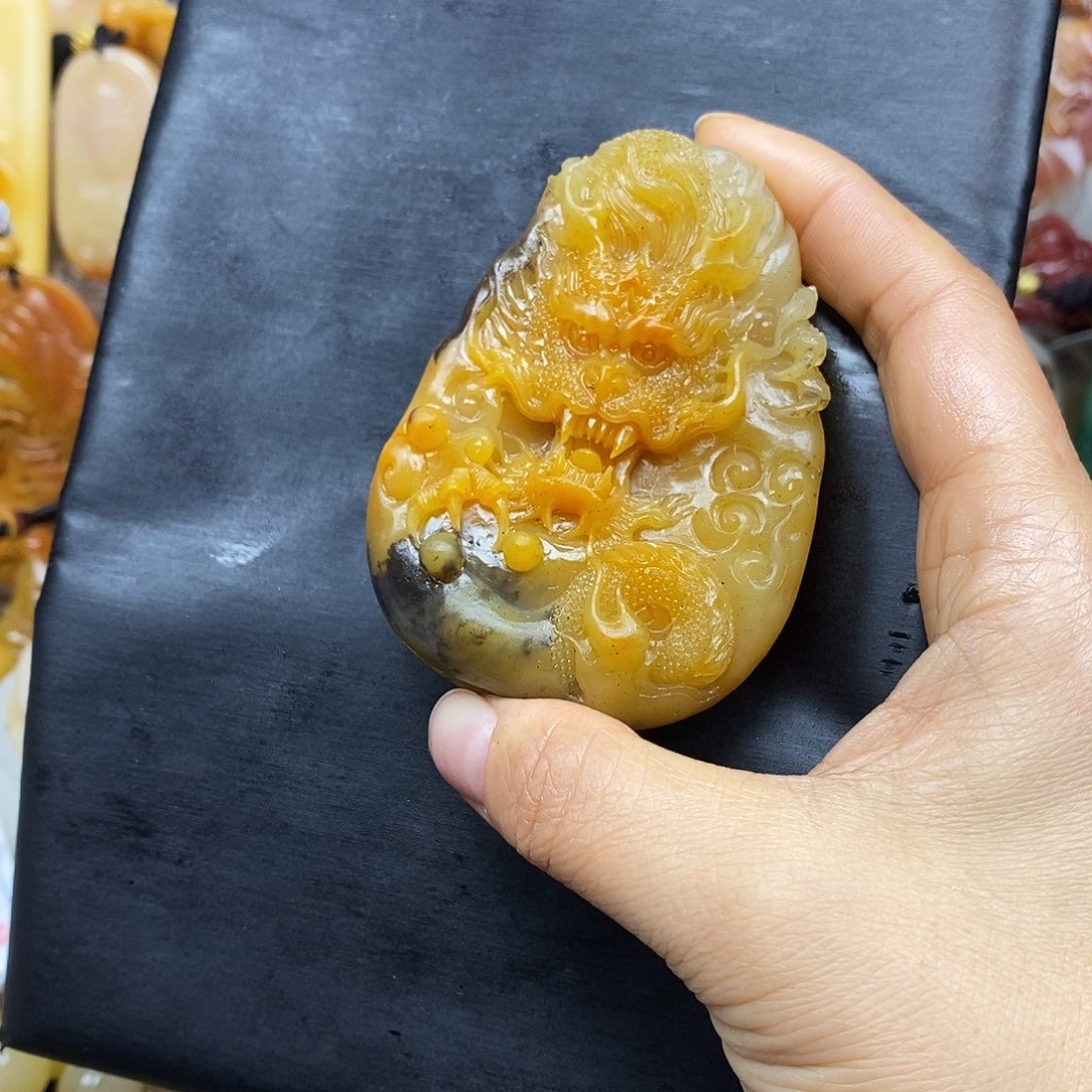 石英质玉（黄龙玉）颈饰未镶嵌