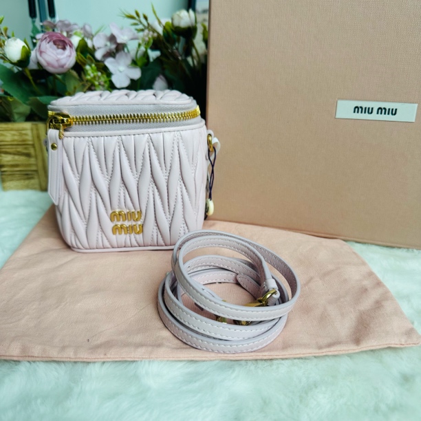 未使用 MIU MIU/缪缪 雪粉色褶皱小盒子（未使用全套）