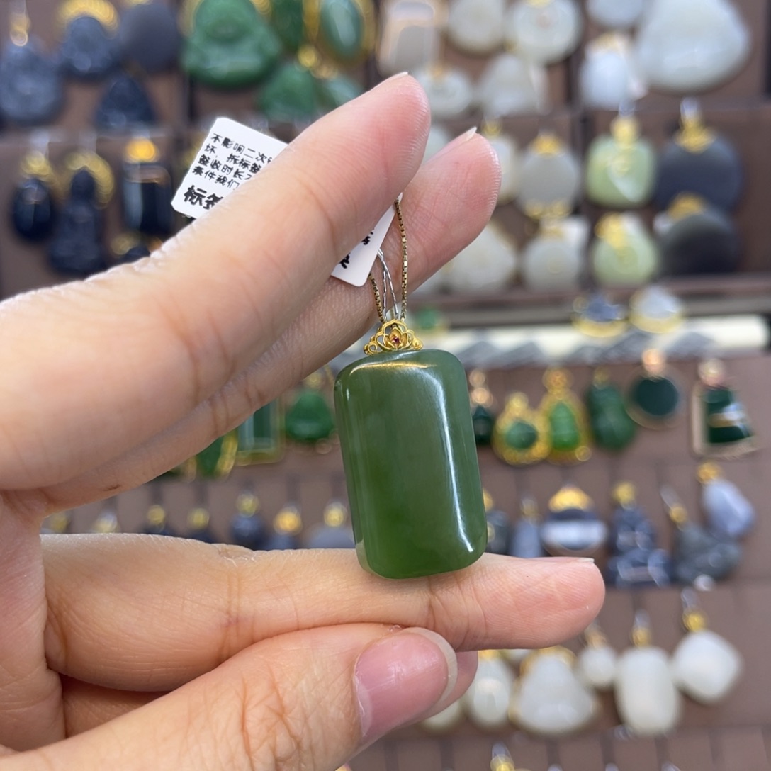 和田玉18K金镶嵌吊坠