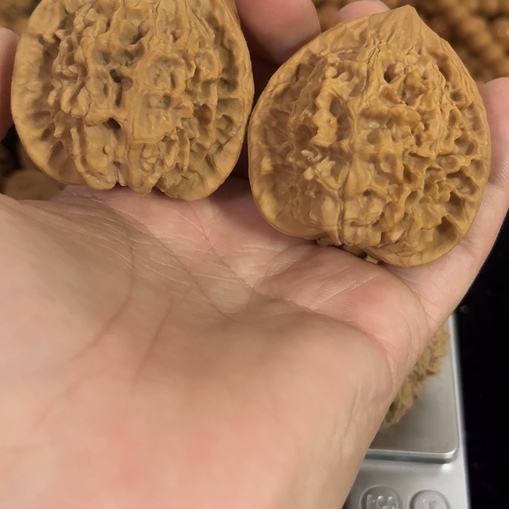 把件文玩核桃46左右微微瑕官帽，编号047