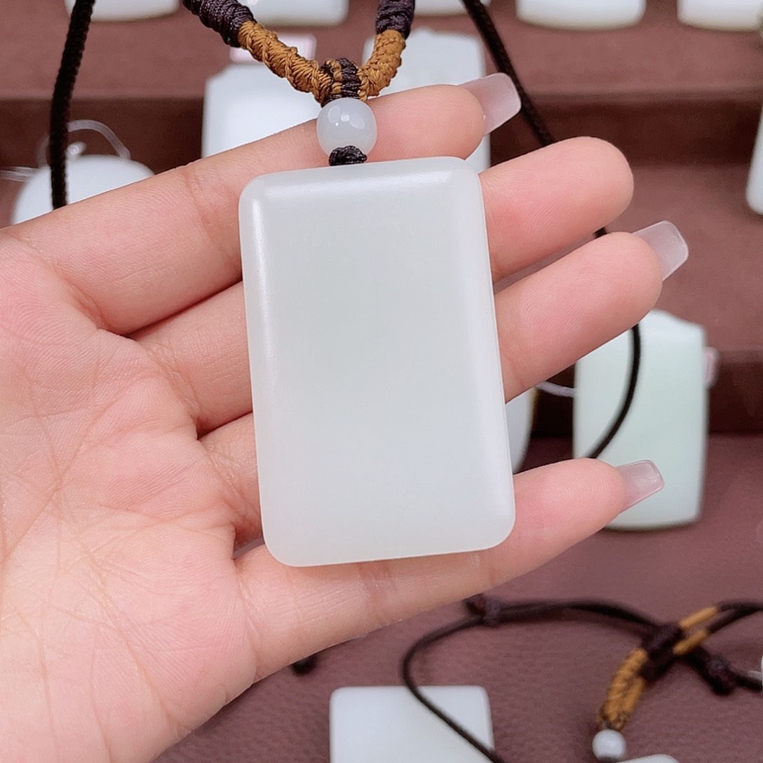 和田玉颈饰未镶嵌小**酱