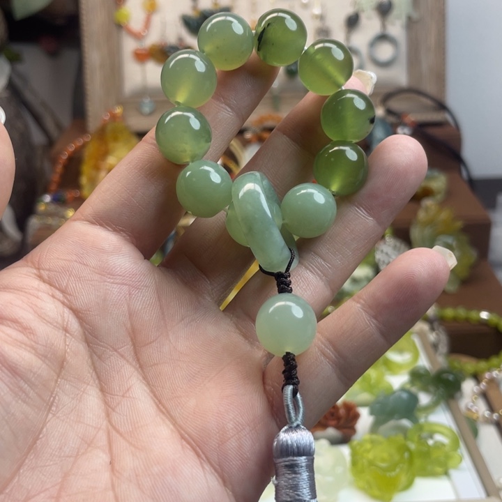 蛇纹石玉吊坠未镶嵌