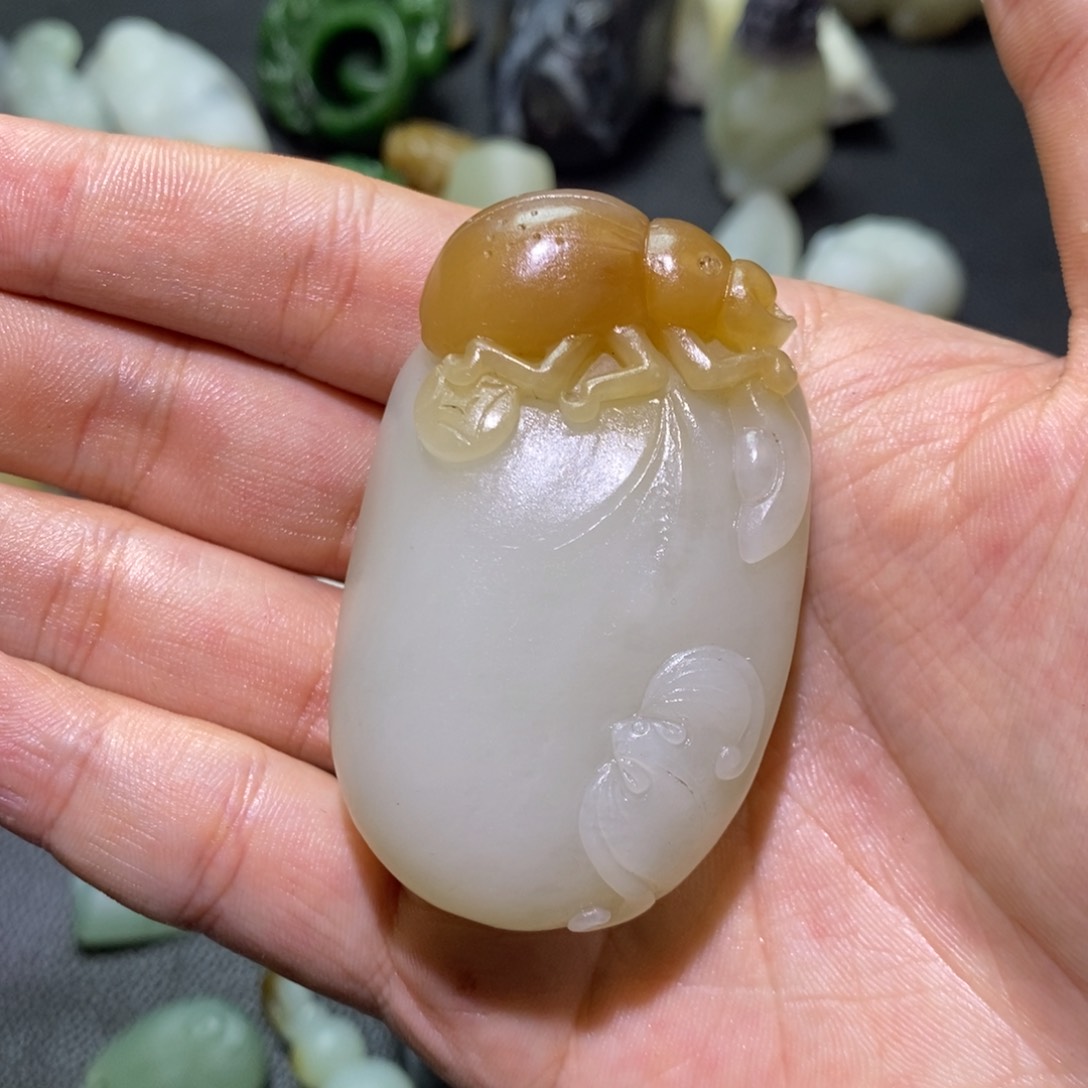 未镶嵌和田玉挂件一**光