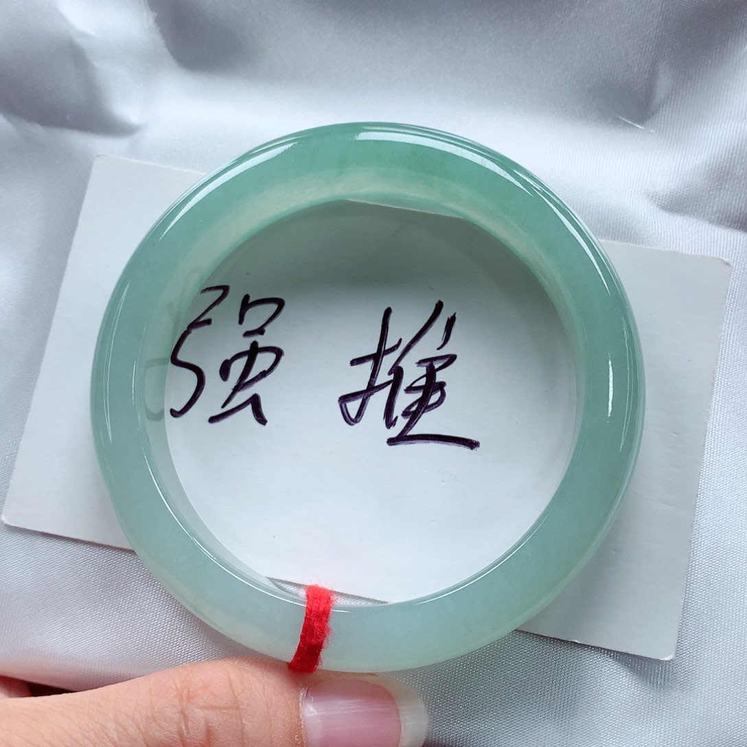 翡翠手镯未镶嵌99号，有纹有纹，性比价高