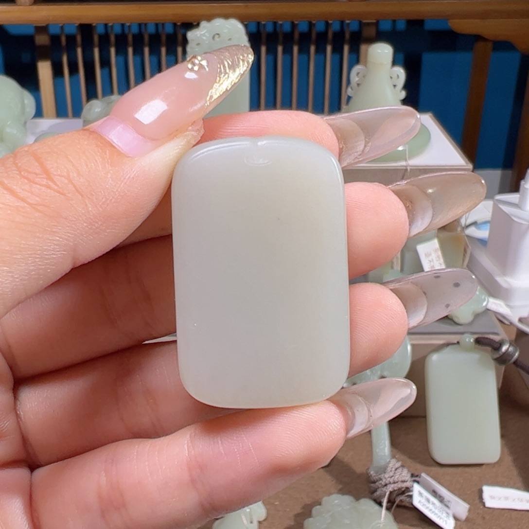 颈饰未镶嵌和田玉（糖玉）