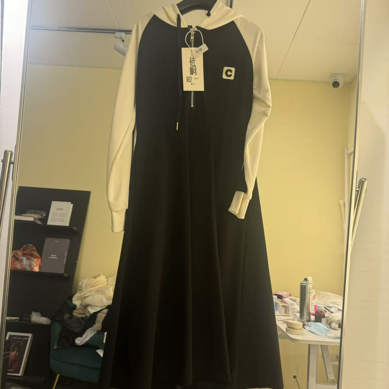 女装气质休闲撞色连帽卫衣裙秋冬收腰显瘦黑色连衣裙