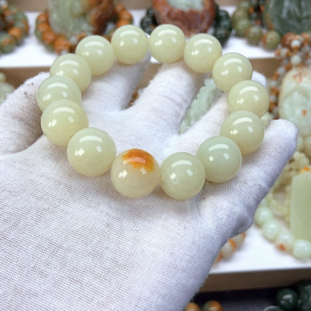 透闪石质玉手串未镶嵌周****在