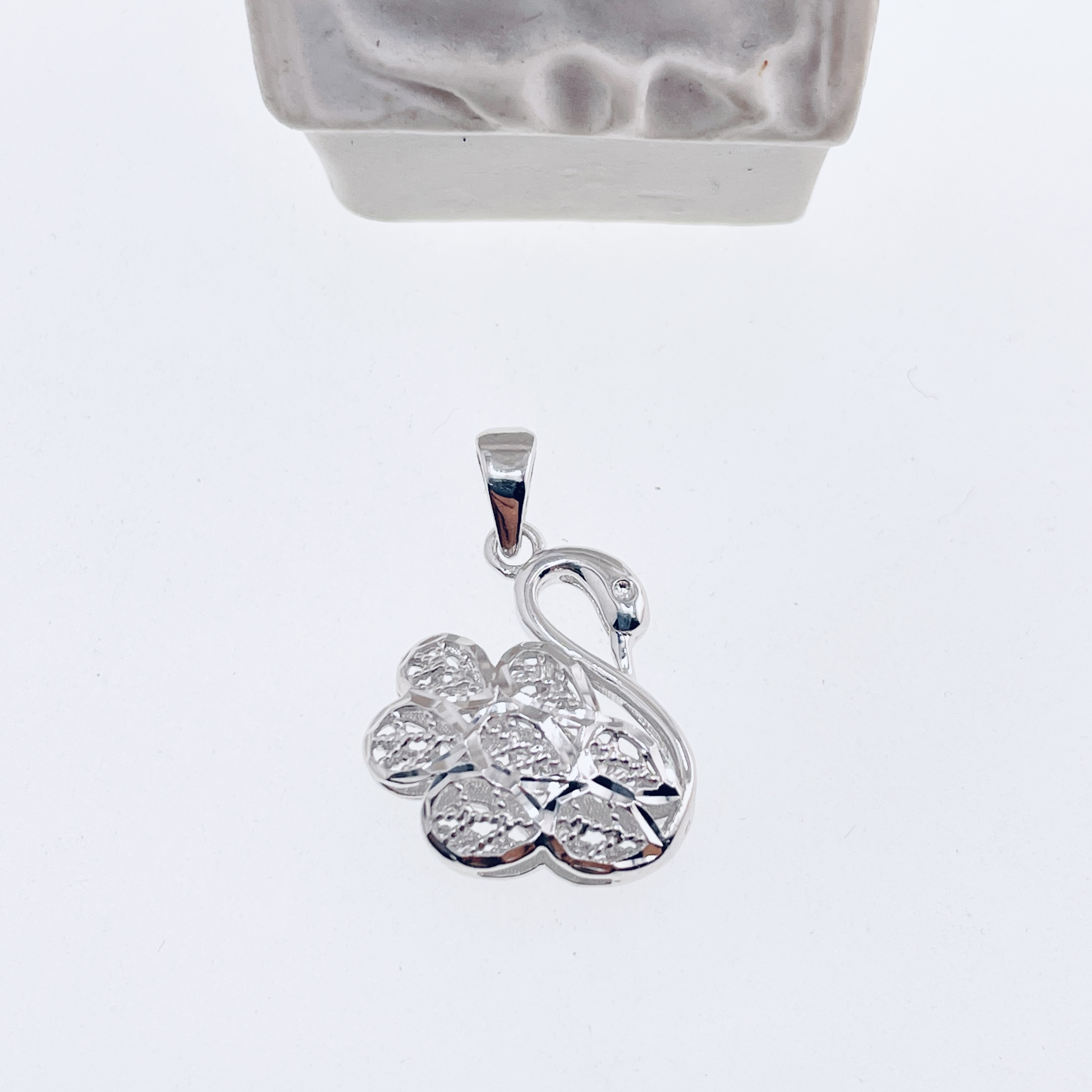 铂金Pt950车花镂空天鹅吊坠