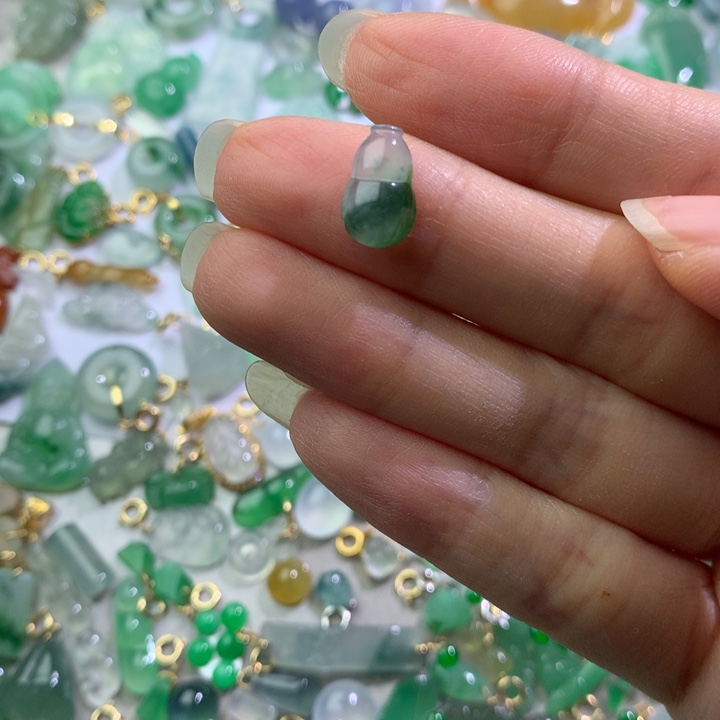 翡翠裸石微瑕葫芦