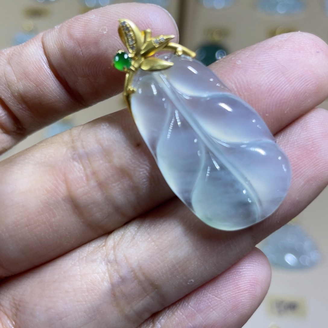 翡翠18K金镶嵌颈饰叶子