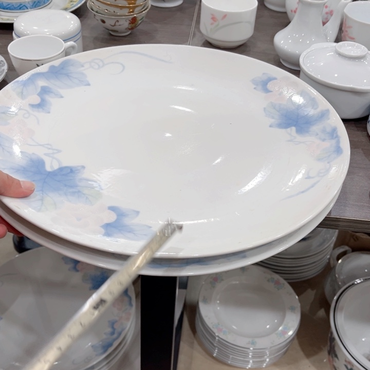 碟釉下五彩的瓷器和瓷器