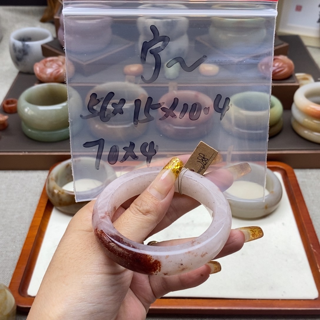 宁****石英质玉未镶嵌手镯