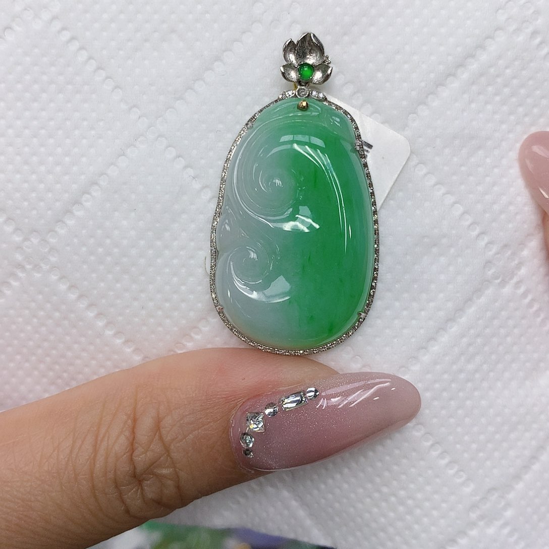 颈饰18K金镶嵌翡翠