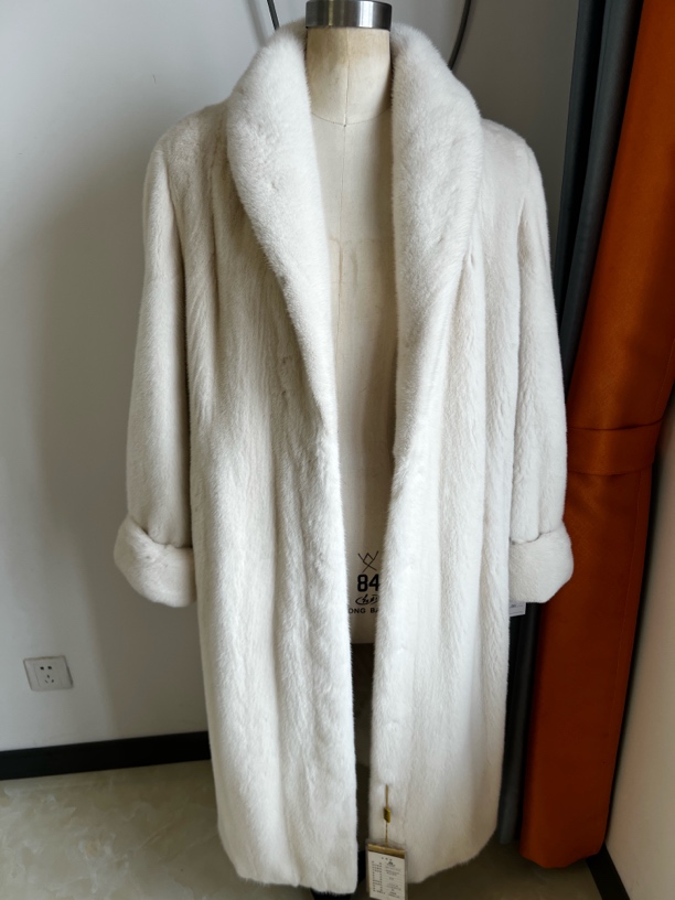 117长珍珠本色短二毛大衣外套新款时尚青果领挽袖