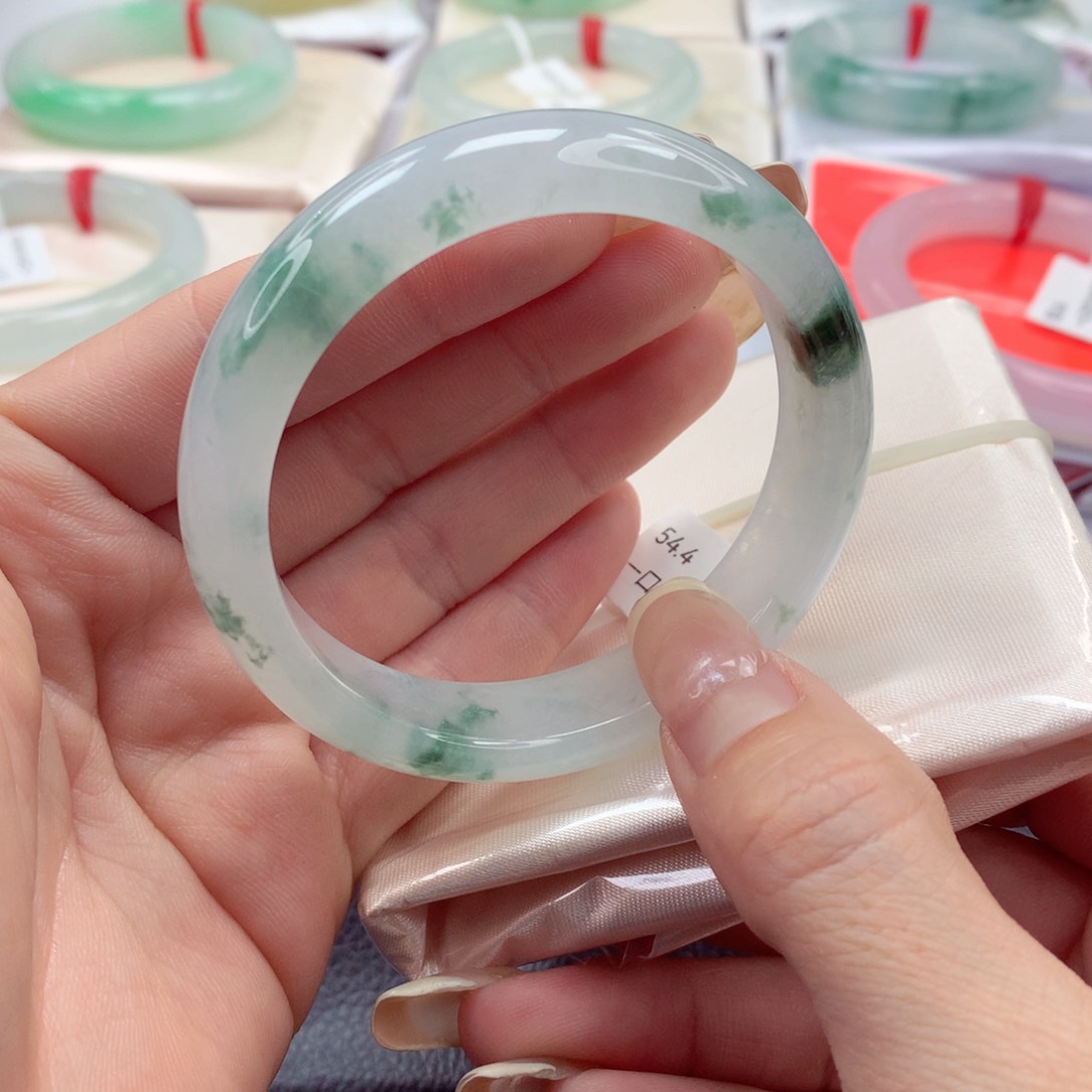 翡翠手镯未镶嵌54圈口 清新优雅白冰飘绿花