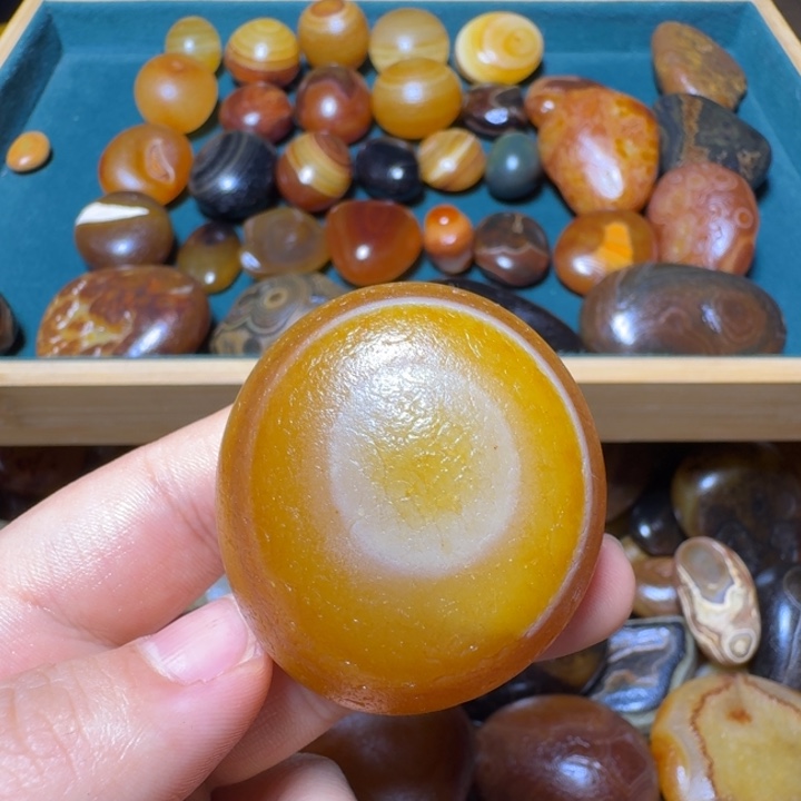 能***吃瓷片马达加斯加奇石手把件浮雕