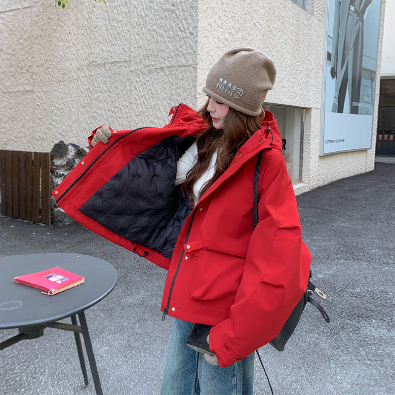 圣诞新年红派克羽绒服2025冬季新款超显白设计感休闲风百搭冲锋衣