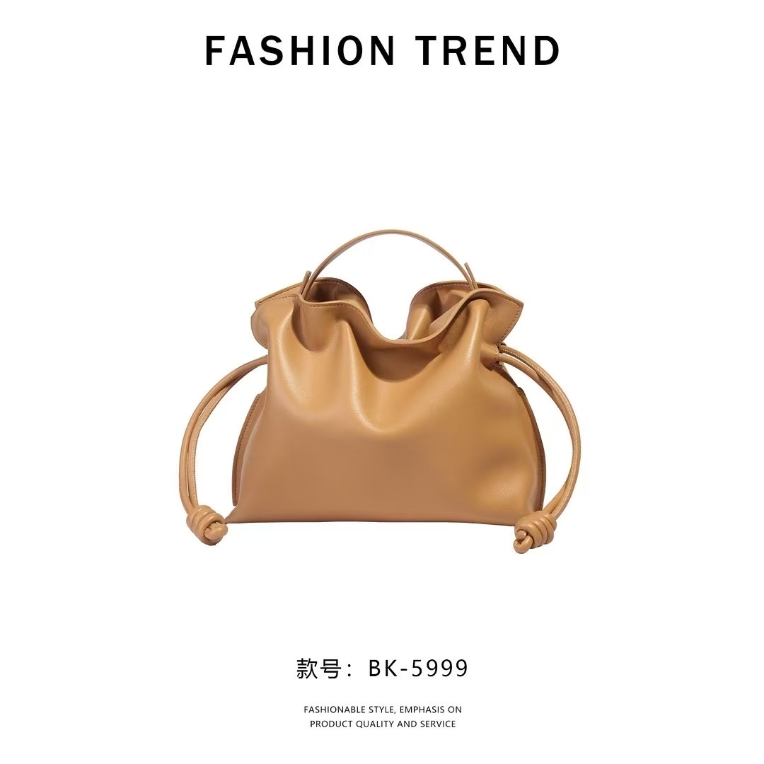 5999极简风手提款斜挎包云朵包