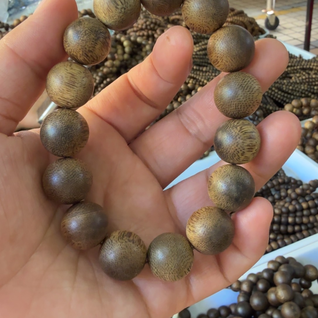 沉香碎屑沉香海南留疤白棋1.5大31克➕碎屑多样性发一