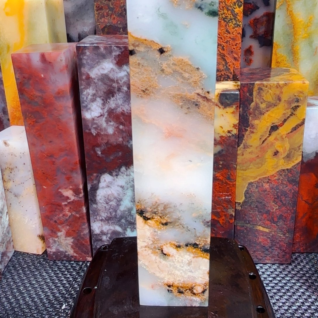 石材桂林鸡血玉贵妃料