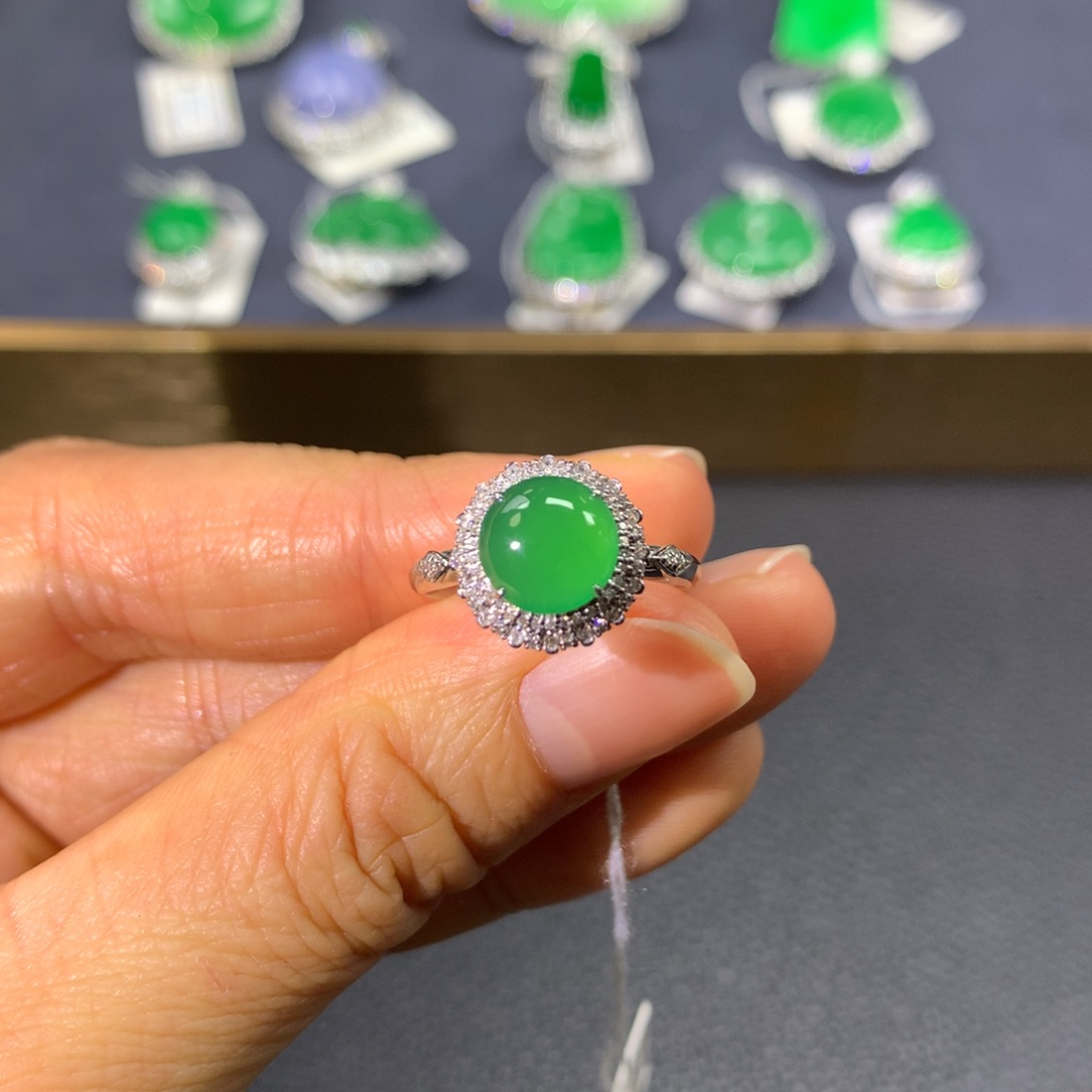 翡翠戒指18K金镶嵌翡翠